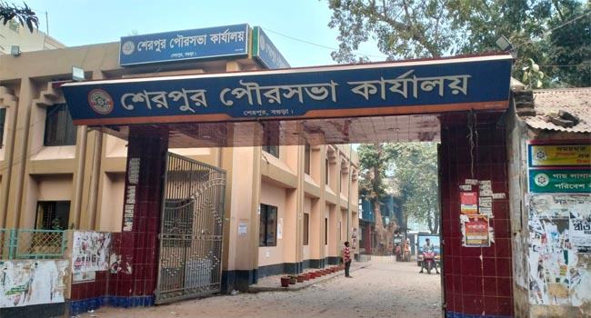 বগুড়ায় বকশিশের টাকা নিয়ে সচিব-নাইটগার্ডের মারামা‌রি