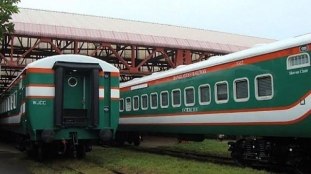 রাজশাহীতে ছিনতাইয়ের প্রতিবাদ করায় যাত্রীর নাক ফাটাল রেলকর্মীরা