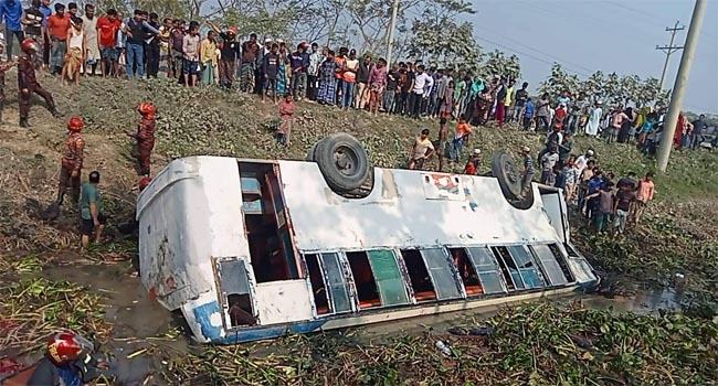 দৌলতখানে বাস দুর্ঘটনায় নিহত ১, আহত ৫০