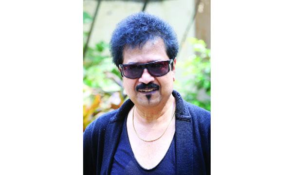 এখনো মঞ্চে অনবদ্য কুমার বিশ^জিৎ