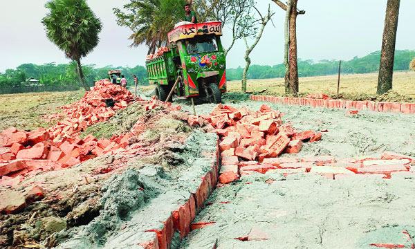 পাথরঘাটায় সড়কে নিম্নমানের ইট