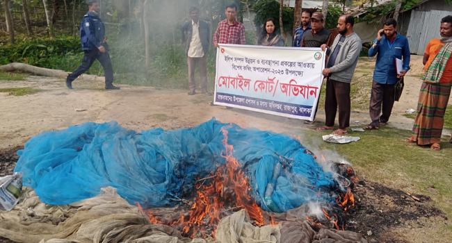 ঝালকাঠিতে অবৈধ জাল অপসারণে নদীতে কম্বিং অপারেশন