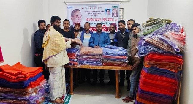 নাজিরপুরে স্বেচ্ছাসেবক দলের শীতবস্ত্র বিতরণ