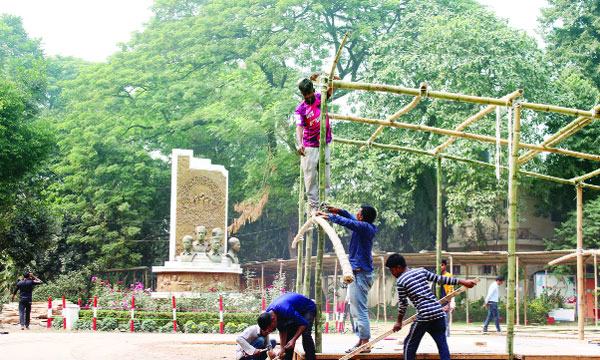 রঙ ব্রাশের মাখামাখিতে সাজ নিচ্ছে বইমেলা