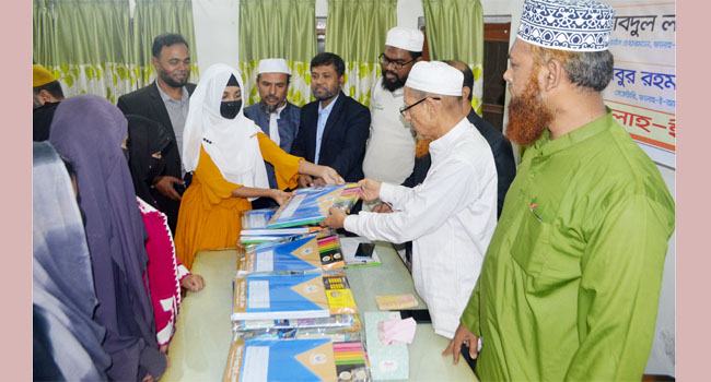 সুবিধাবঞ্চিত ছাত্র-ছাত্রীদের মাঝে ফালাহ-ই-আম ট্রাস্টের শিক্ষা উপকরণ বিতরণ