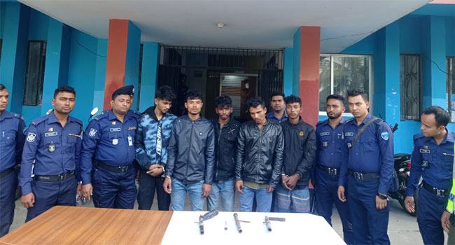 নোয়াখালীতে আগ্নেয়াস্ত্র ও চোরাই মোটরসাইকেলসহ গ্রেফতার ৫