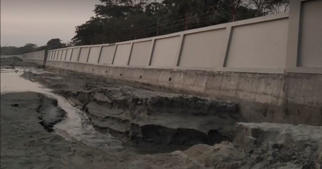 পায়রা বন্দরের সীমানা সুরক্ষা দেয়ালের নির্মাণ কাজ শেষ না হতেই হেলে পড়েছে