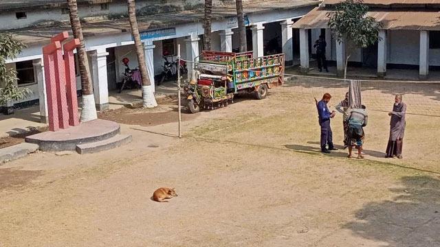 বগুড়া উপনির্বাচনে ভোটার খরা, ভোট কেন্দ্রে কুকুরের ছবি ভাইরাল
