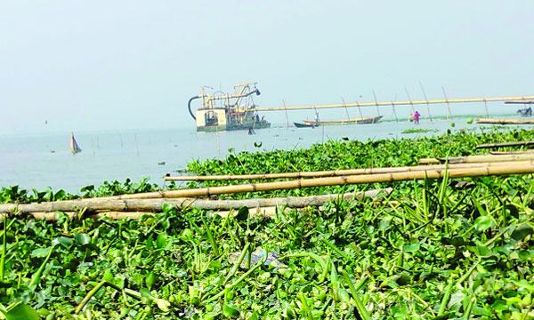 গজারিয়ায় বালুভরাট করে জমি দখলে তোড়জোড়