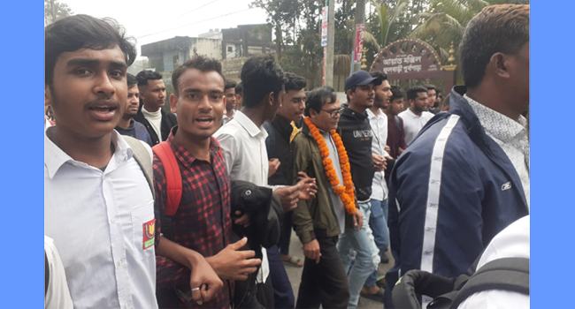 সিলেটে শিক্ষার্থীদের বিক্ষোভে থানা থেকে মুক্তি পেলেন শিক্ষক