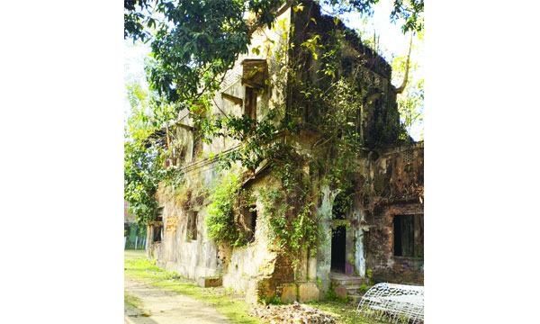 মিরসরাইয়ে অযত্ন-অবহেলায় ধ্বংসের দ্বারপ্রান্তে জমিদার প্রাসাদ