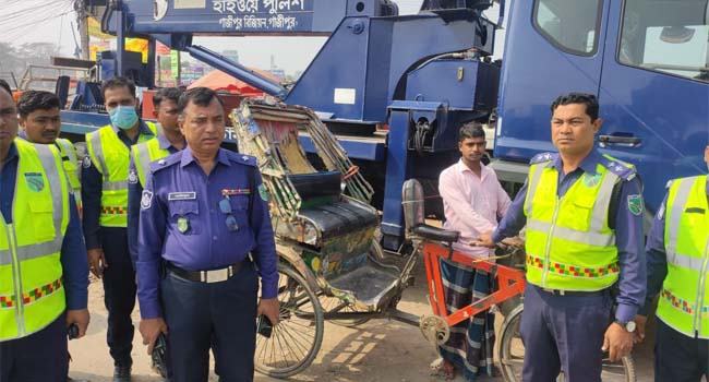 আশুলিয়ায় অটোরিকশা বন্ধে হাইওয়ে পুলিশের অভিযান
