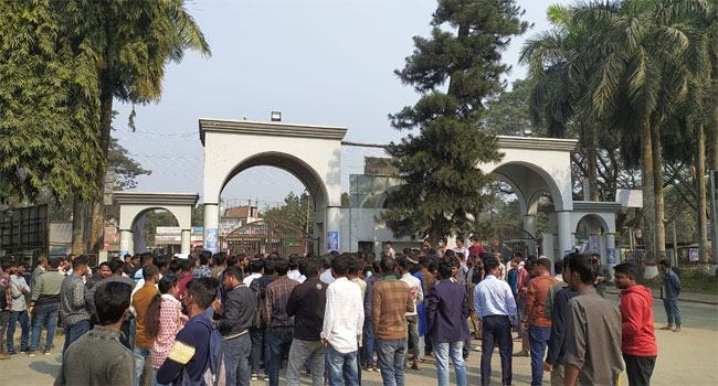 ইবির প্রধান ফটকে আবারো খেলোয়াড়দের তালা