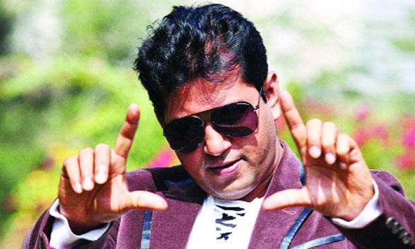 এক দশকের আড়াল ভাঙলেন মাহফুজ