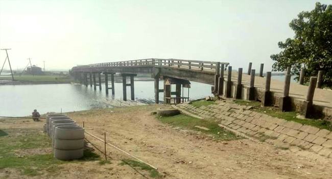 ঝুঁকিপূর্ণ ব্রিজে ঝুঁকিতে চলাচল ৫০ গ্রামের বাসিন্দাদের