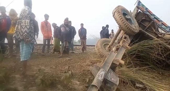 দিনাজপুরে ট্রেনের ধাক্কায় ট্রাক্টর চূর্ণ-বিচূর্ণ