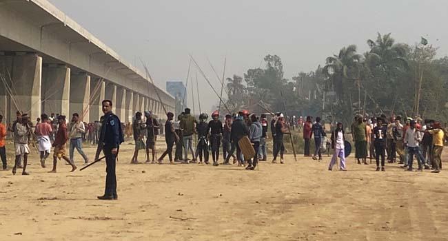 সিরাজদিখানে হাউজিং ব্যবসায়ী দু’পক্ষের সংঘর্ষ, পুলিশসহ আহত ৭