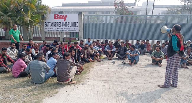 সাভারে চাকরিচ্যুত ট্যানারি শ্রমিকদের বিক্ষোভ