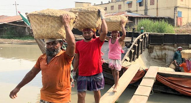 পাইকারি লবণের মূল্য কমে প্রতিমণ ৩৫০ টাকায় দাঁড়িয়েছে