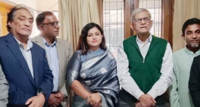 জামিনে মুক্তির পর ফখরুলের সাথে সাক্ষাৎ করলেন ’রক্তকন্যা’ খ্যাত সেই স্মৃতি