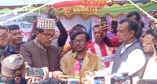 উপহারের গাড়ি গ্রহণ করতে গিয়ে জরিমানার কবলে হিরো আলম
