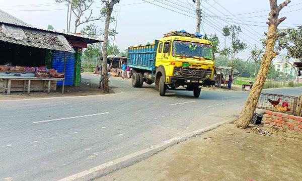 নীলফামারী বাইপাসে ঝুঁকিপূর্ণ ৪০ বাঁক