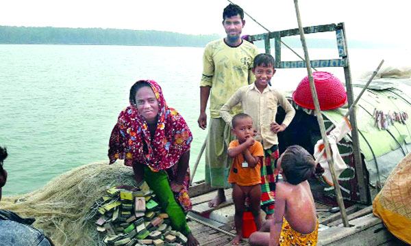 দুধের শিশুকে নিয়ে সাগরে মাছ ধরা