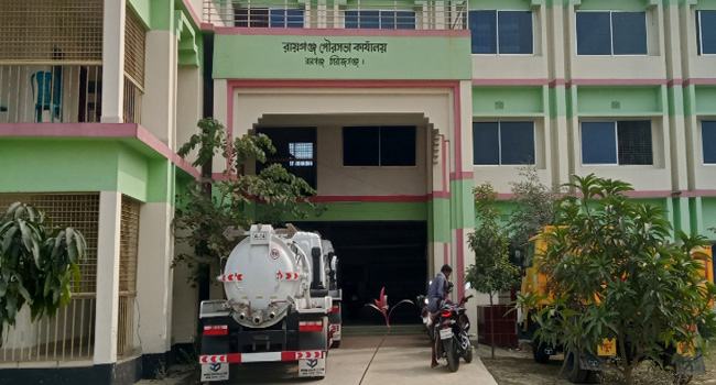 রায়গঞ্জে পৌরসভায় ১৮ বছরে ডাস্টবিন হয়নি