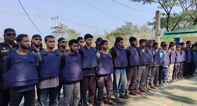 বান্দরবানে গ্রেফতার হওয়া সশস্ত্র সংগঠনের সদস্যদের র‌্যাব কার্যালয়ে নিয়ে আসা হয়েছে