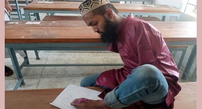 পা দিয়ে লিখে জিপিএ-৪.৫৭ পেলেন মাদরাসা হাবিব