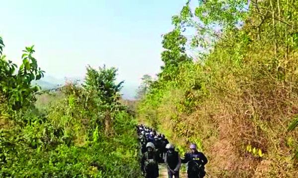 বান্দরবানে গ্রেফতারকৃত উগ্রবাদীদের র‌্যাব কার্যালয়ে নিয়ে আসা হয়েছে