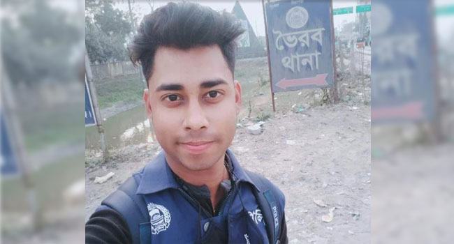 প্রেমিকাকে পটাতে পুলিশ সেজে থানা থেকে ভিডিও কল, অতঃপর…