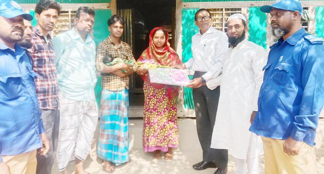 নাজিরপুরে জন্মের ১৭ ঘণ্টার মধ্যে বাড়িতে সনদ পৌঁছে দিলেন চেয়ারম্যান
