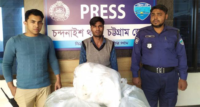 চন্দনাইশে সবজির আড়ালে মদ পাচার করতে গিয়ে ট্রাকচালক গ্রেফতার