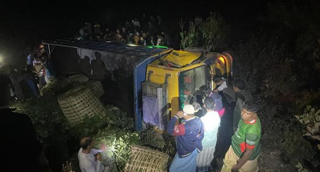 টেকনাফ মেরিন ড্রাইভে ট্রাক উল্টে নিহত ১
