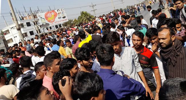 গাজীপুরে অধ্যক্ষের অপসারণের দাবিতে অবরোধ বিক্ষোভ ভাংচুর