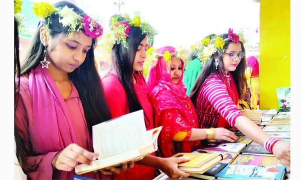 বর্ণিল রঙে উদ্ভাসিত মেলা