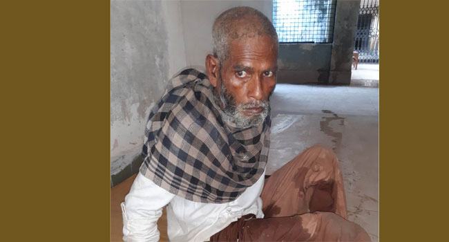 ‘আহত বৃদ্ধের পরিবারের সন্ধ্যান চাই’