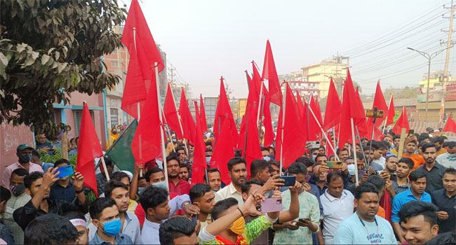 আশুলিয়ায় মজুরি বৃদ্ধির দাবিতে শ্রমিকদের বিক্ষোভ