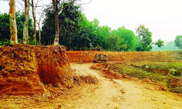 ভালুকায় উঁচু টিলা কেটে মাটি বিক্রি হুমকিতে বসতবাড়ি ও রাস্তা