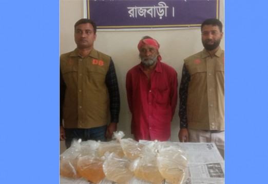 পলিব্যাগে ২০ লিটার মদ নিয়ে যাচ্ছিল রাজবাড়ীর জোতিশ মনি