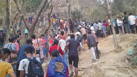সীতাকুণ্ডে শিবমেলায় নিহতের গুজবে হুড়াহুড়ি করে আহত ৫