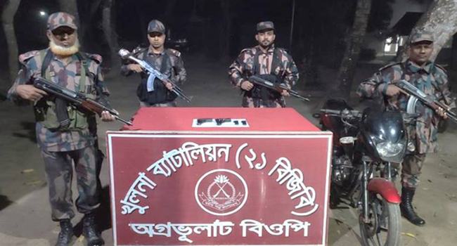 বেনাপোল সীমান্তে পৃথক অভিযানে পিস্তল ও ডলার উদ্ধার