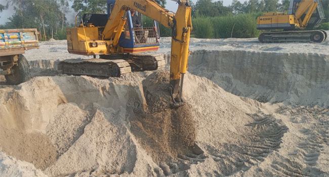 মিঠাপুকুরে ড্রেজার দিয়ে কাটা হচ্ছে নদীর মাটি