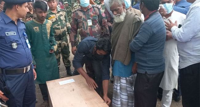 হিলি সীমান্তে বিএসএফের গুলিতে নিহত যুবকের লাশ ৪ দিন পর হস্তান্তর