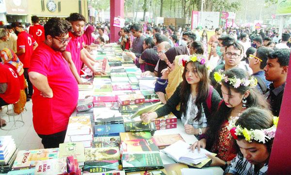 দুই প্রাঙ্গণে সাদা কালোর জনসমুদ্র