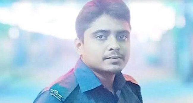 সাতক্ষীরায় মাটিবাহী ট্রাকের ধাক্কায় প্রাণ গেল পুলিশ সদস্যের