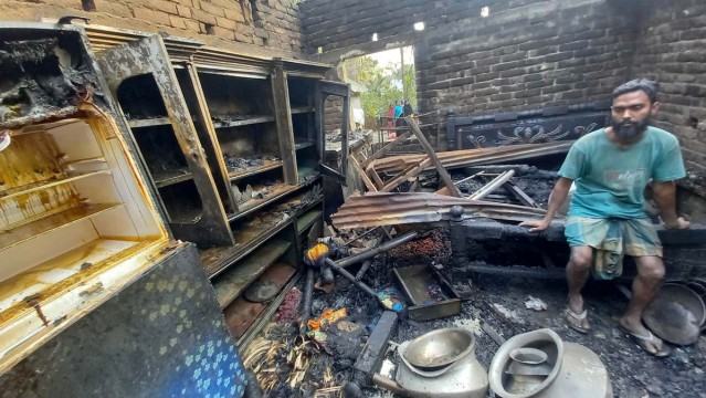 বড়াইগ্রামে আগুনে পুড়ে নিঃস্ব ৬ পরিবার