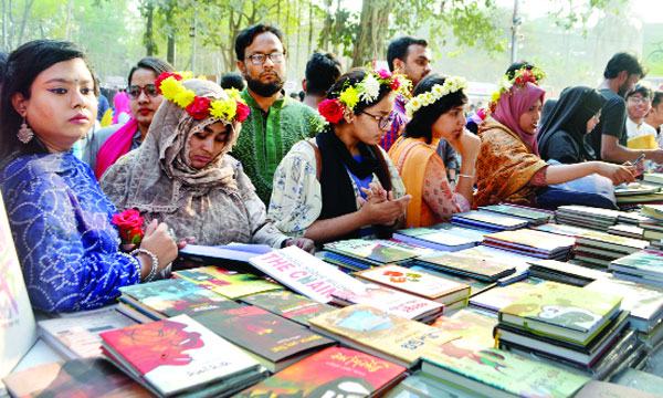 আতঙ্ক উপেক্ষা করে ভিড় ববি হাজ্জাজের বই নিষিদ্ধ