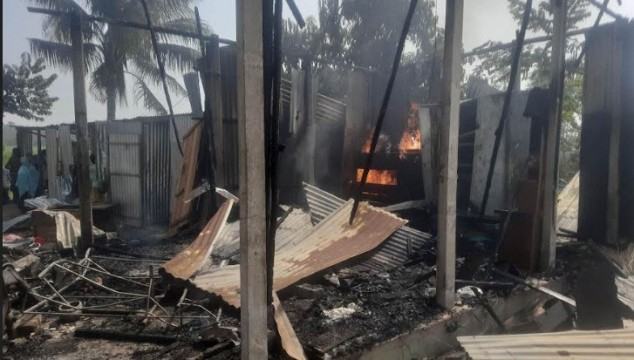 মাদক সেবনের জেরে হত্যা, মাদক কারবারির বাড়িতে ভাংচুর-অগ্নিসংযোগ